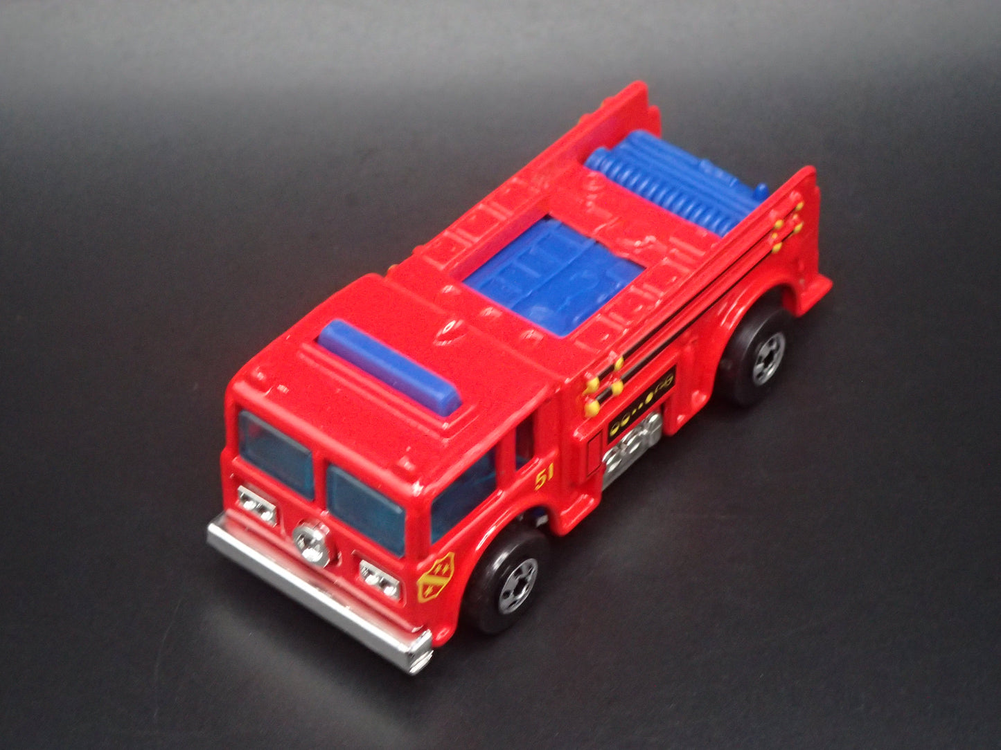 VINTAGE FIRE TRUCK RED 1:64 HW SCALE COLLECTIBLE DIORAMA DIECAST MODEL CAR