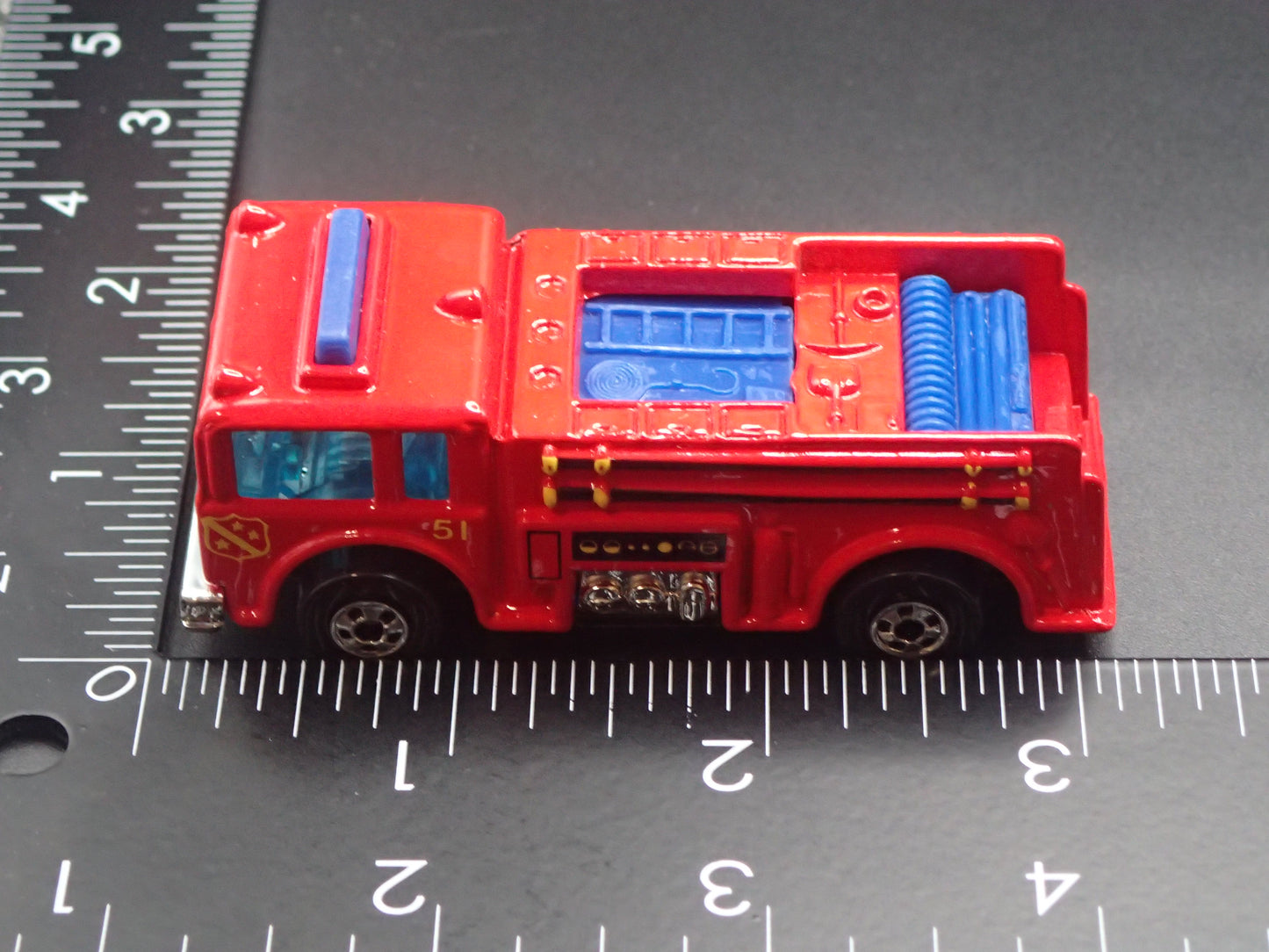 VINTAGE FIRE TRUCK RED 1:64 HW SCALE COLLECTIBLE DIORAMA DIECAST MODEL CAR