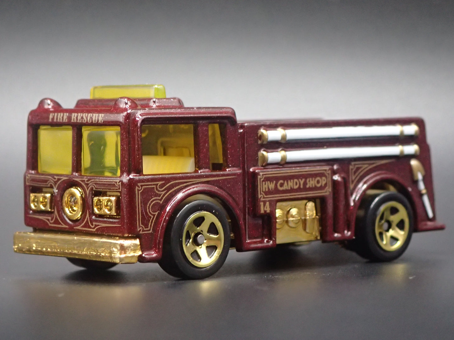 VINTAGE FIRE TRUCK RED 1:64 HW SCALE COLLECTIBLE DIORAMA DIECAST MODEL CAR