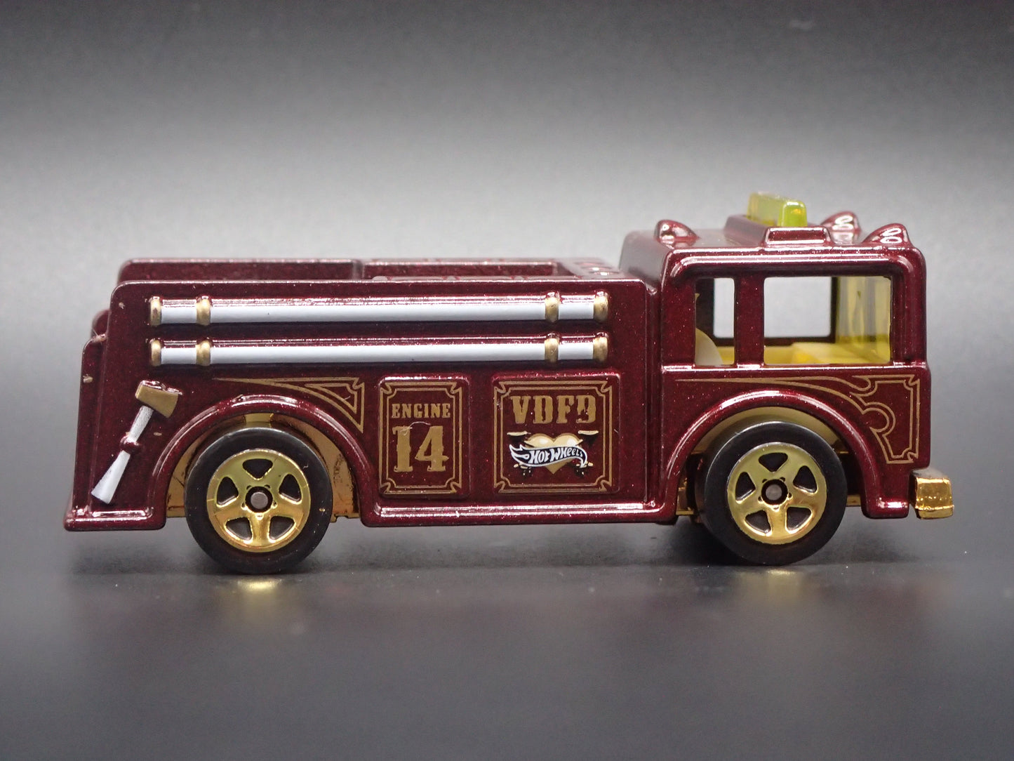 VINTAGE FIRE TRUCK RED 1:64 HW SCALE COLLECTIBLE DIORAMA DIECAST MODEL CAR
