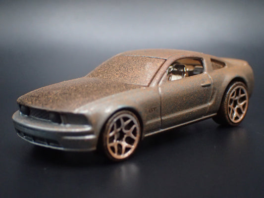 2005- 2009 FORD MUSTANG GT CUSTOM BARN FIND 1:64 SCALE COLLECTIBLE DIECAST MODEL CAR