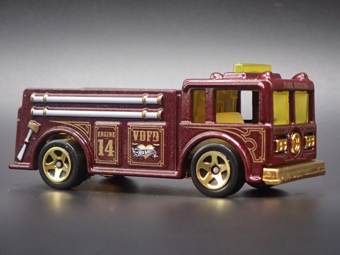 VINTAGE FIRE TRUCK RED 1:64 HW SCALE COLLECTIBLE DIORAMA DIECAST MODEL CAR