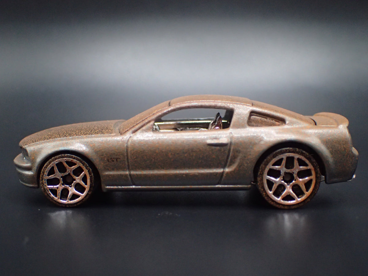 2005- 2009 FORD MUSTANG GT CUSTOM BARN FIND 1:64 SCALE COLLECTIBLE DIECAST MODEL CAR