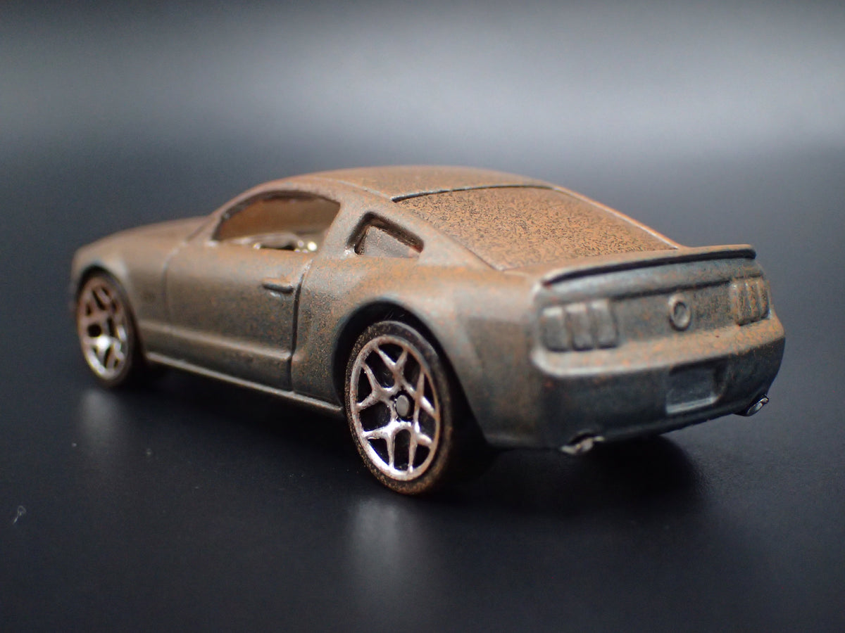 2005- 2009 FORD MUSTANG GT CUSTOM BARN FIND 1:64 SCALE COLLECTIBLE DIECAST MODEL CAR