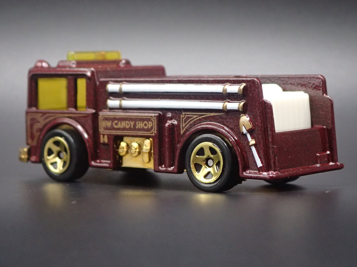 VINTAGE FIRE TRUCK RED 1:64 HW SCALE COLLECTIBLE DIORAMA DIECAST MODEL CAR