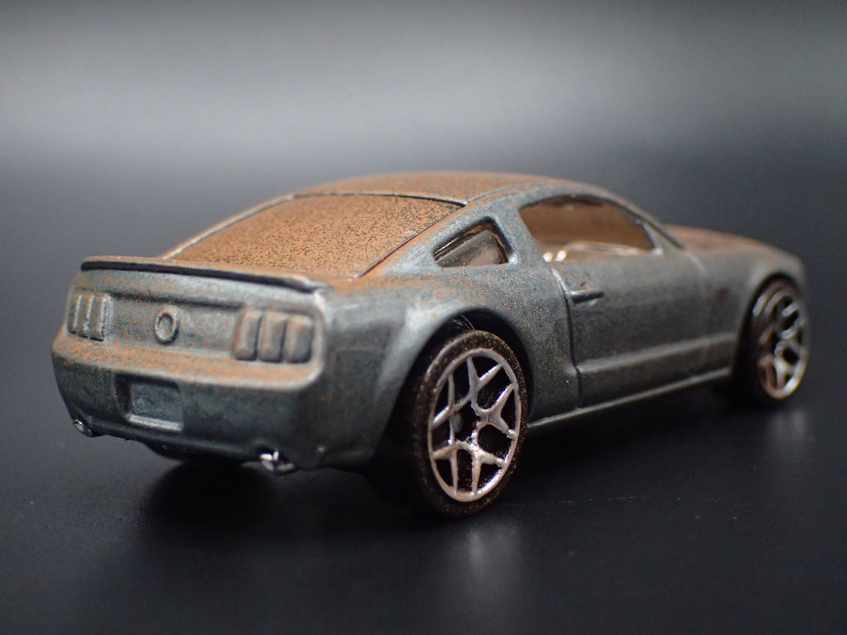 2005- 2009 FORD MUSTANG GT CUSTOM BARN FIND 1:64 SCALE COLLECTIBLE DIECAST MODEL CAR