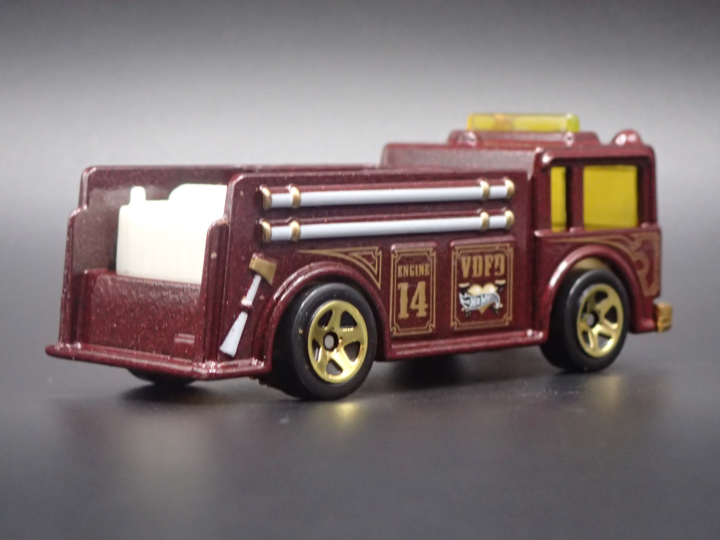 VINTAGE FIRE TRUCK RED 1:64 HW SCALE COLLECTIBLE DIORAMA DIECAST MODEL CAR