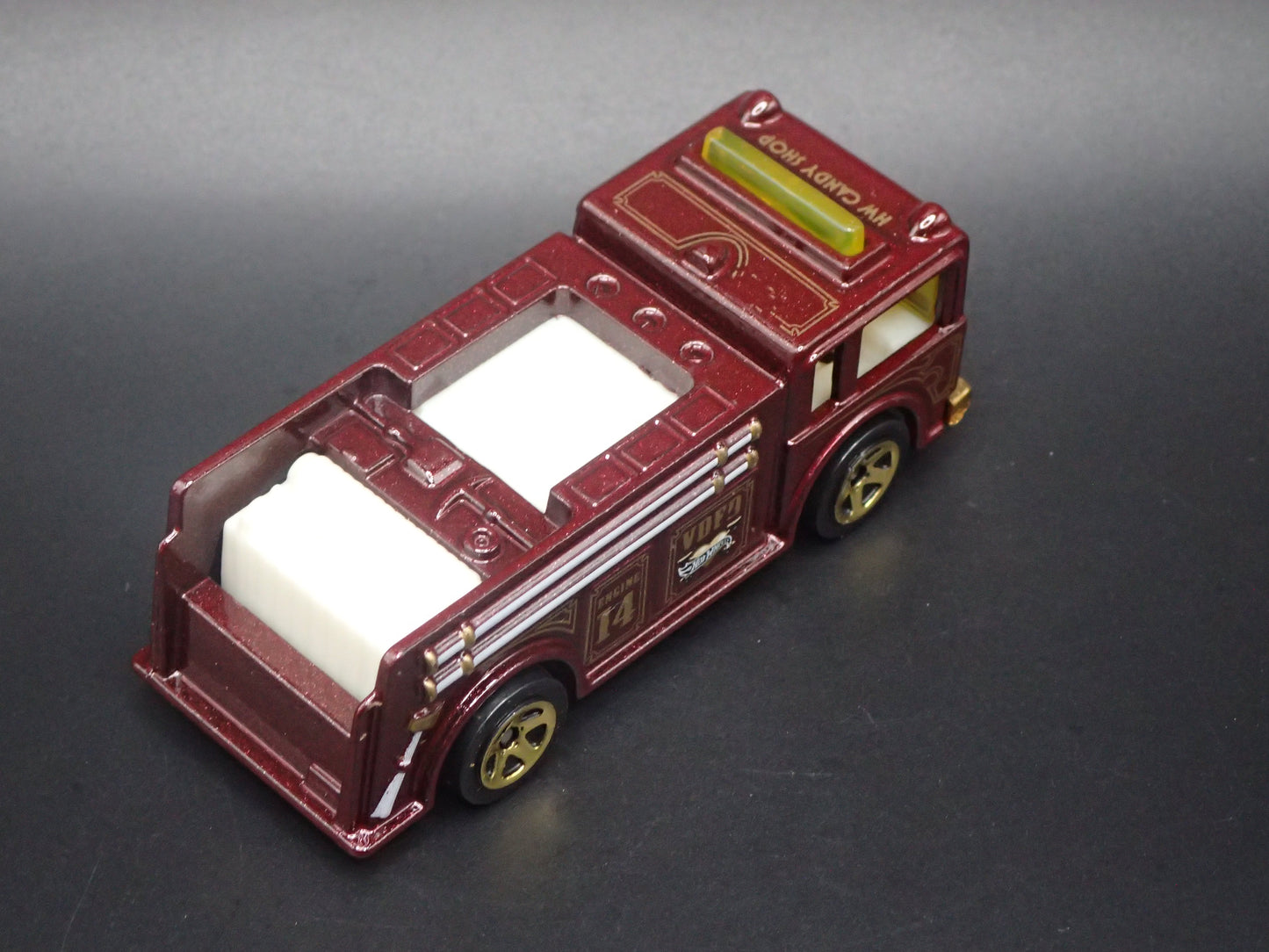 VINTAGE FIRE TRUCK RED 1:64 HW SCALE COLLECTIBLE DIORAMA DIECAST MODEL CAR