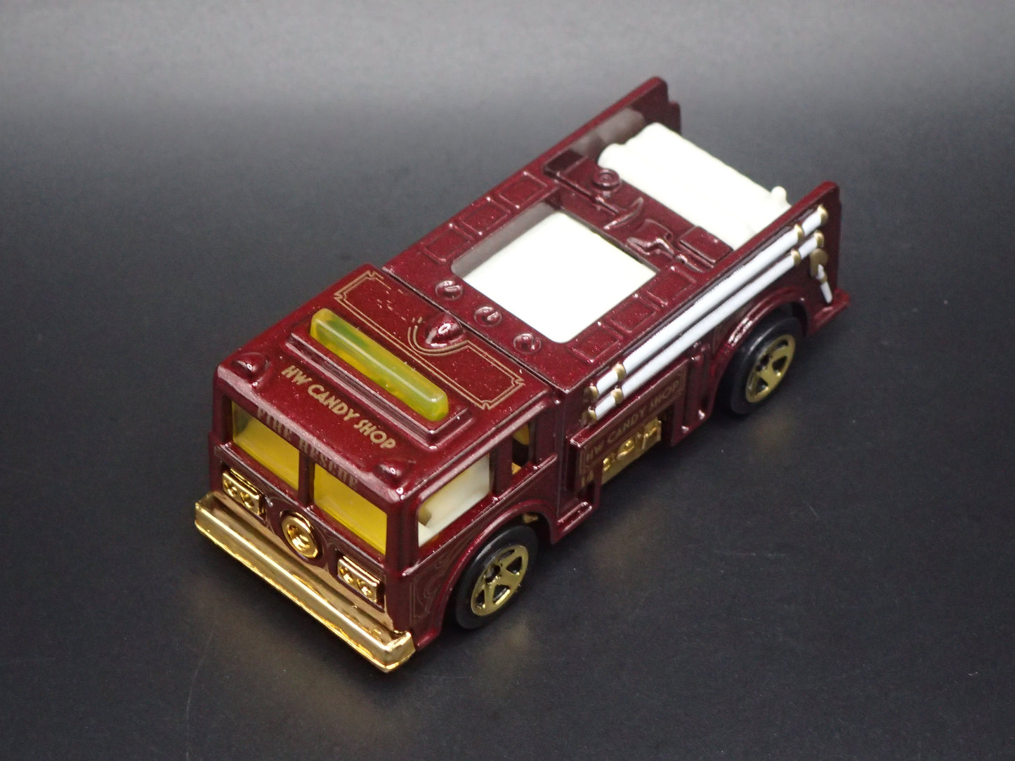 VINTAGE FIRE TRUCK RED 1:64 HW SCALE COLLECTIBLE DIORAMA DIECAST MODEL CAR