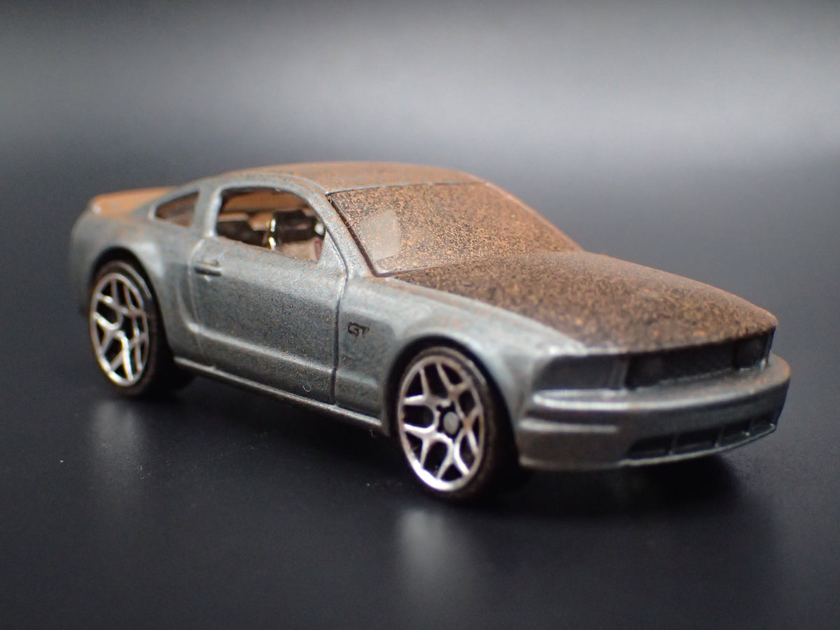 2005- 2009 FORD MUSTANG GT CUSTOM BARN FIND 1:64 SCALE COLLECTIBLE DIECAST MODEL CAR