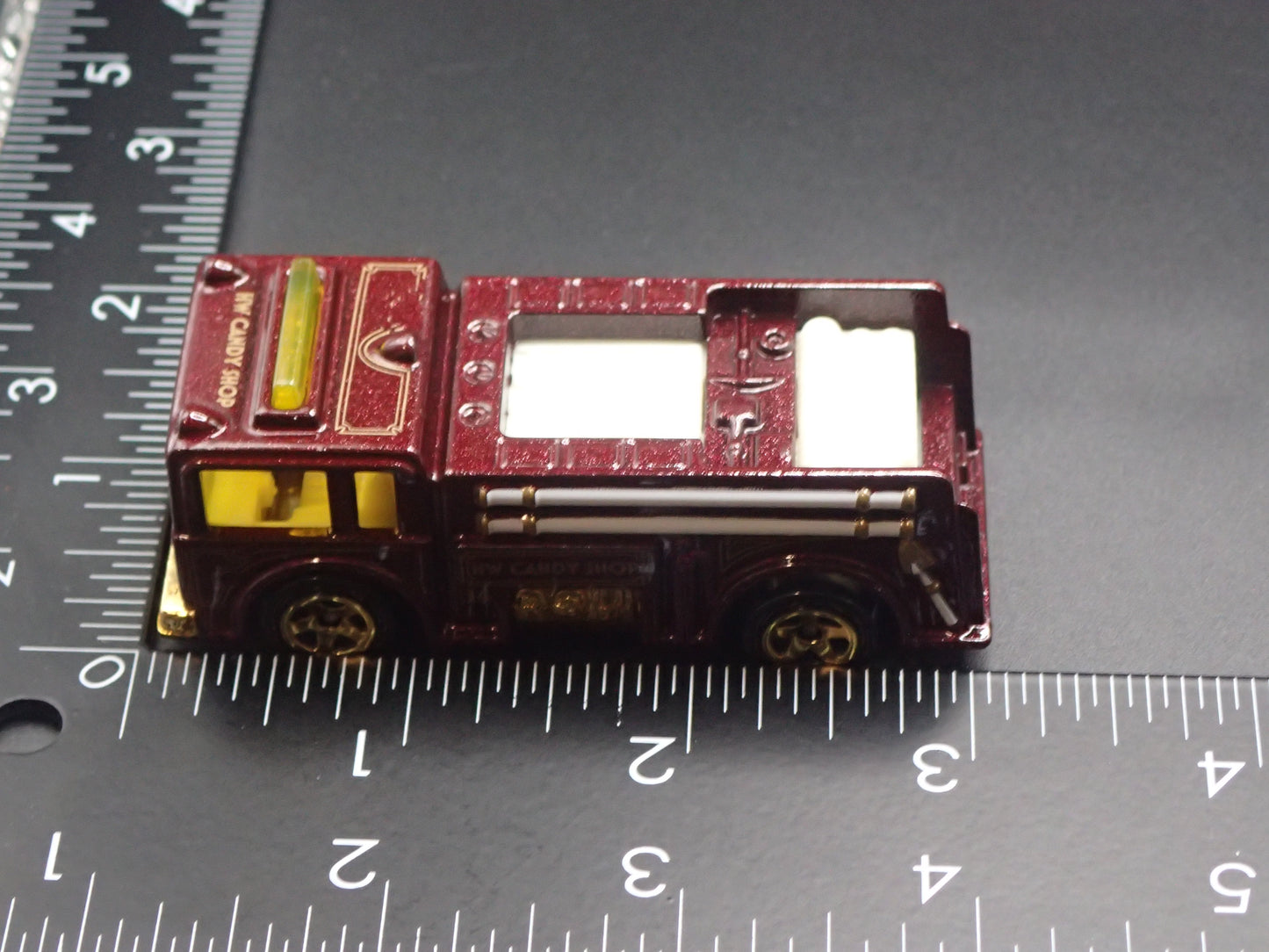 VINTAGE FIRE TRUCK RED 1:64 HW SCALE COLLECTIBLE DIORAMA DIECAST MODEL CAR