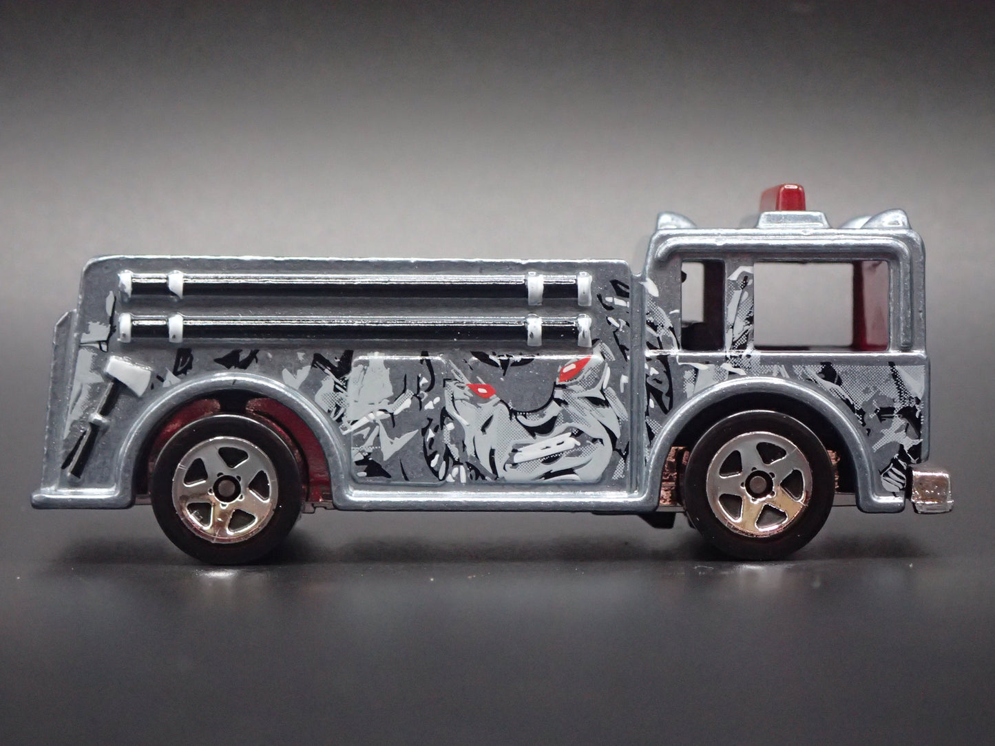 VINTAGE FIRE TRUCK GRAY 1:64 HW SCALE COLLECTIBLE DIORAMA DIECAST MODEL CAR