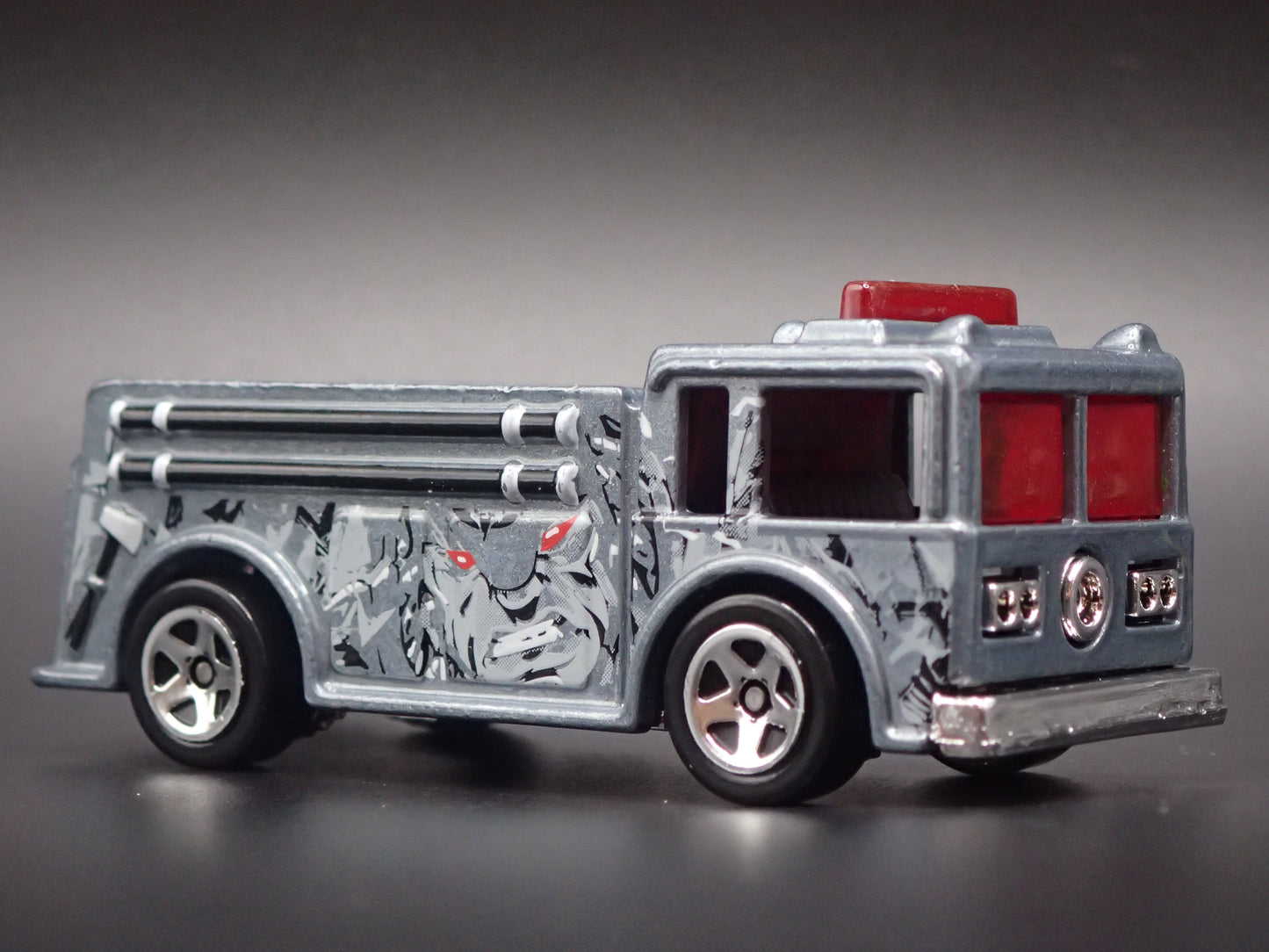 VINTAGE FIRE TRUCK GRAY 1:64 HW SCALE COLLECTIBLE DIORAMA DIECAST MODEL CAR