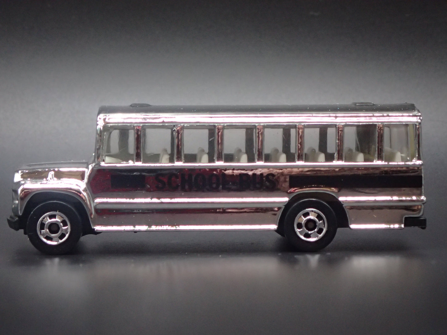 VINTAGE CHROME SCHOOL BUS 1:64 HW SCALE COLLECTIBLE DIORAMA DIECAST MODEL CAR