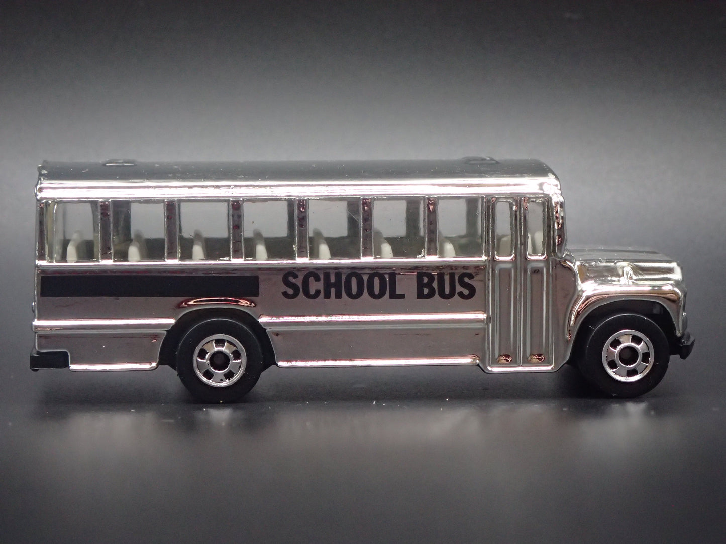 VINTAGE CHROME SCHOOL BUS 1:64 HW SCALE COLLECTIBLE DIORAMA DIECAST MODEL CAR