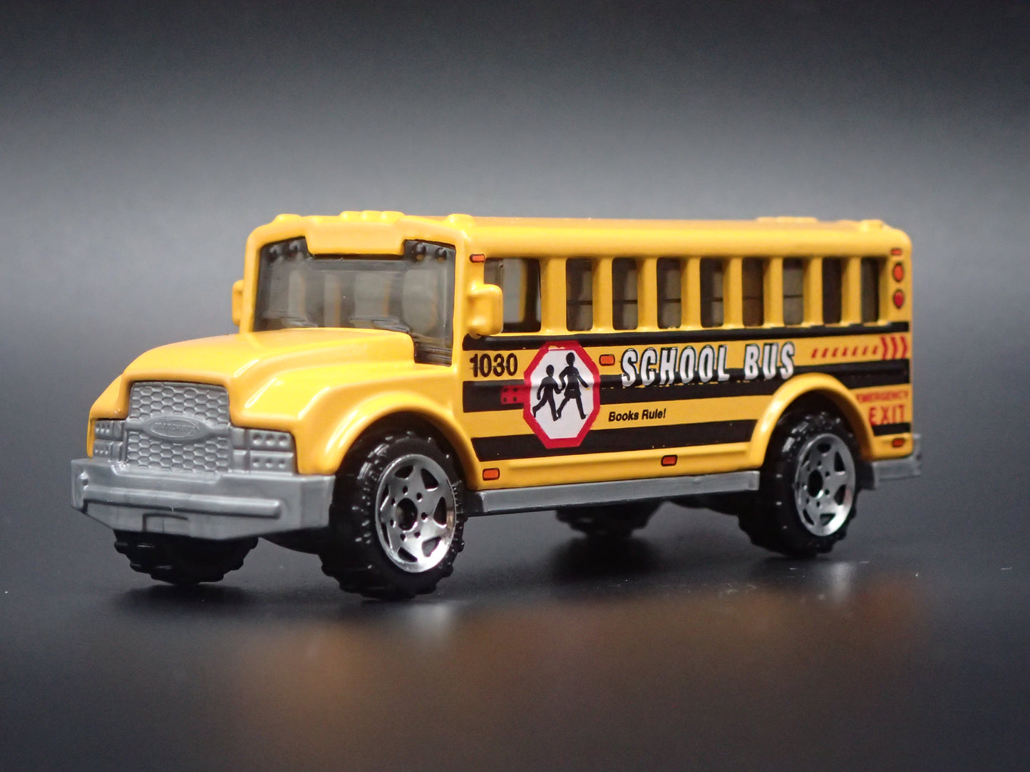 VINTAGE SCHOOL BUS YELLOW 1:64 MB SCALE COLLECTIBLE DIORAMA DIECAST MODEL CAR
