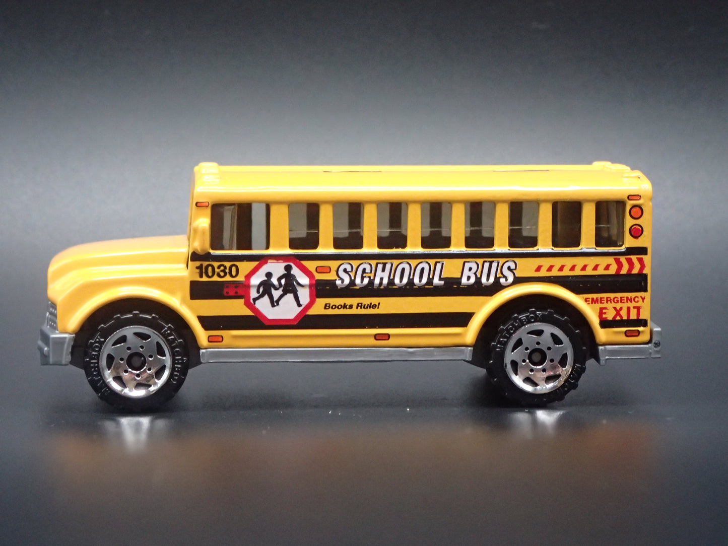 VINTAGE SCHOOL BUS YELLOW 1:64 MB SCALE COLLECTIBLE DIORAMA DIECAST MODEL CAR