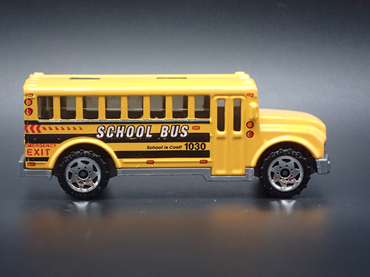 VINTAGE SCHOOL BUS YELLOW 1:64 MB SCALE COLLECTIBLE DIORAMA DIECAST MODEL CAR