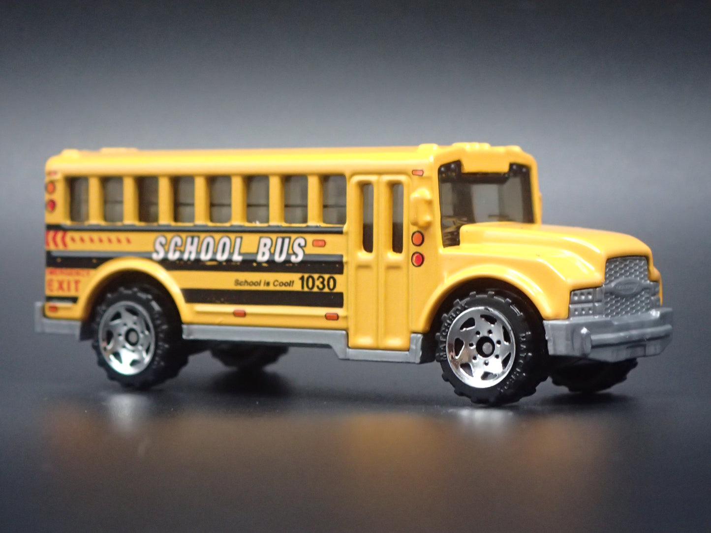 VINTAGE SCHOOL BUS YELLOW 1:64 MB SCALE COLLECTIBLE DIORAMA DIECAST MODEL CAR