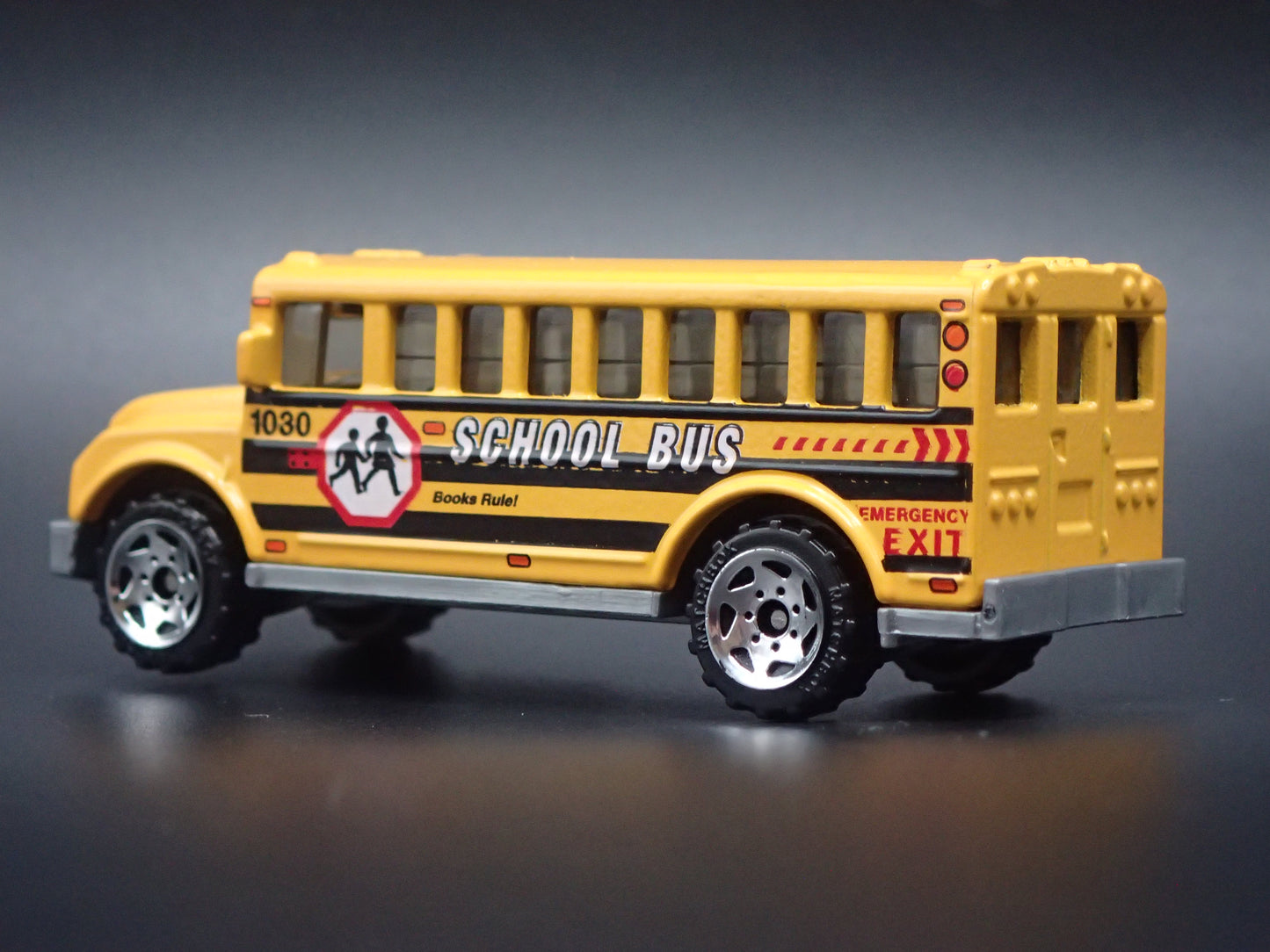 VINTAGE SCHOOL BUS YELLOW 1:64 MB SCALE COLLECTIBLE DIORAMA DIECAST MODEL CAR