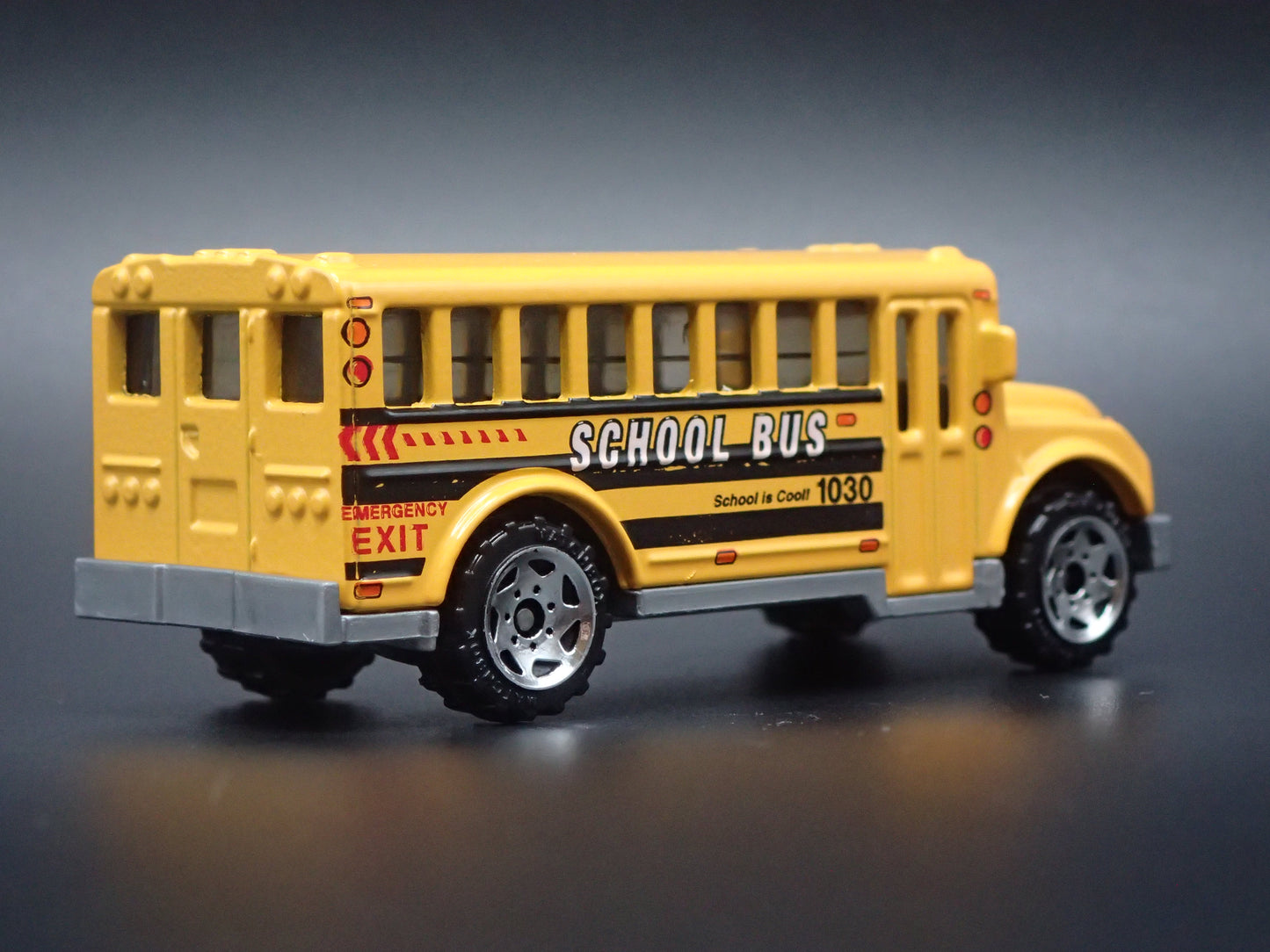 VINTAGE SCHOOL BUS YELLOW 1:64 MB SCALE COLLECTIBLE DIORAMA DIECAST MODEL CAR