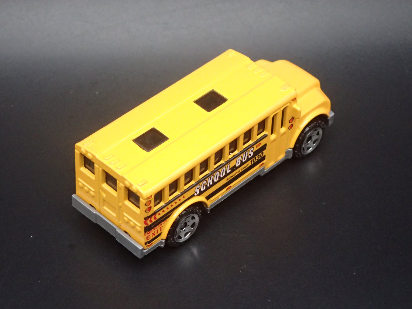 VINTAGE SCHOOL BUS YELLOW 1:64 MB SCALE COLLECTIBLE DIORAMA DIECAST MODEL CAR