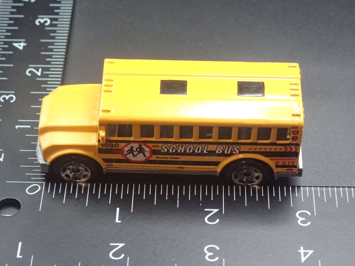 VINTAGE SCHOOL BUS YELLOW 1:64 MB SCALE COLLECTIBLE DIORAMA DIECAST MODEL CAR