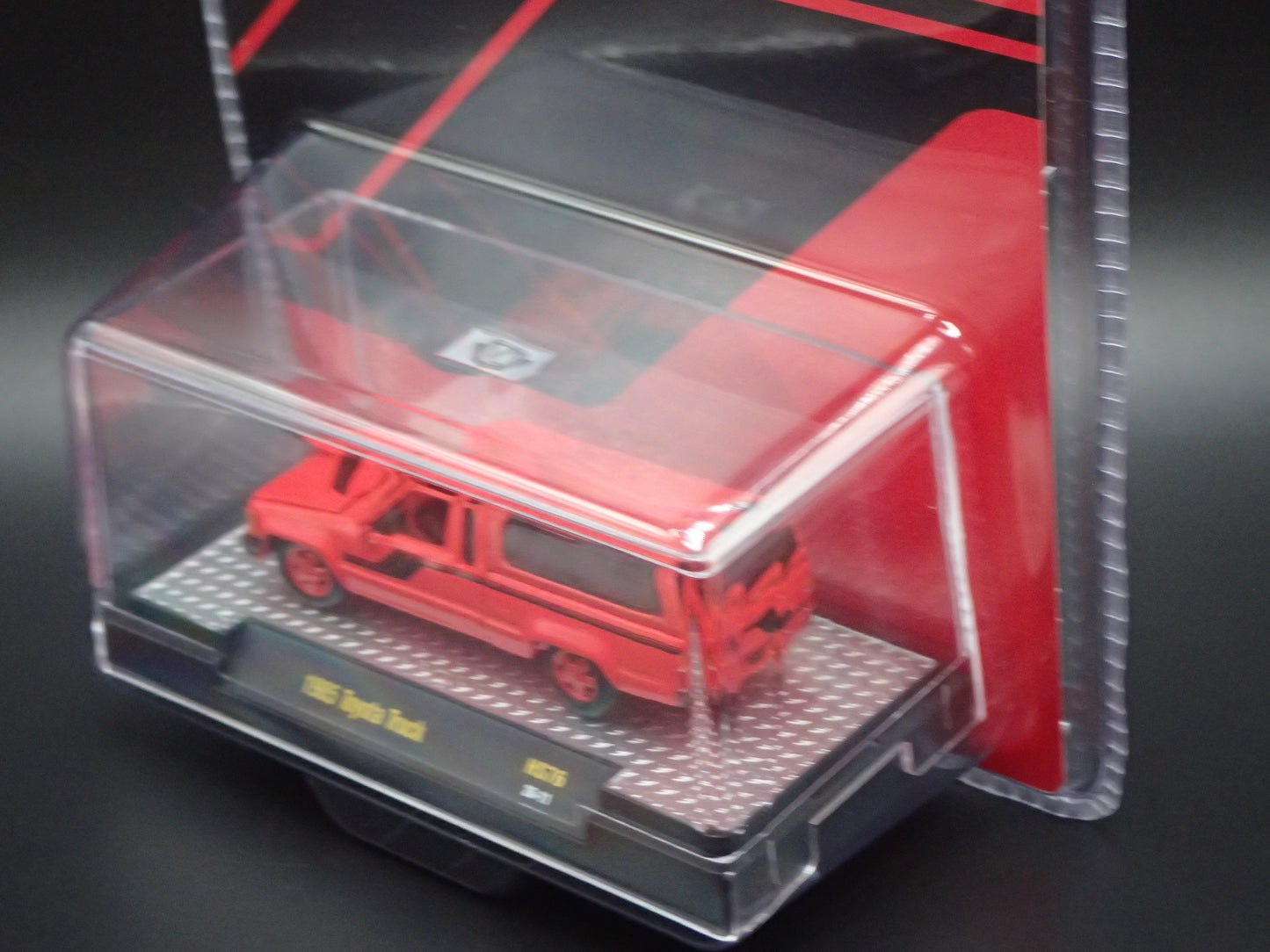 1985 TOYOTA MINI TRUCK 2026 M2 MACHINES RED CHASE HOBBY 1/1804 HS76 26-11