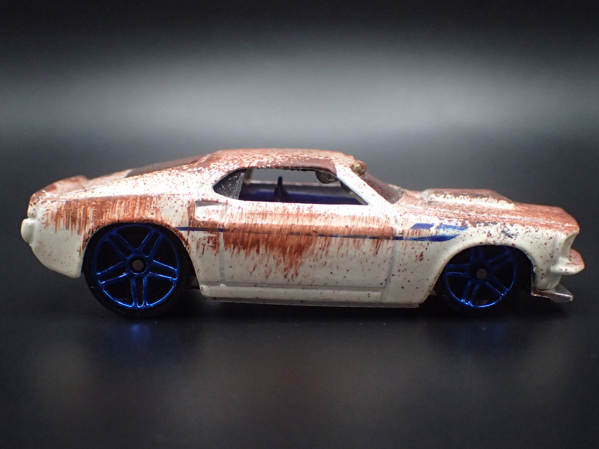 1969 69 FORD MUSTANG FASTBACK CUSTOM BARN FIND 1/64 SCALE DIECAST MODEL CAR