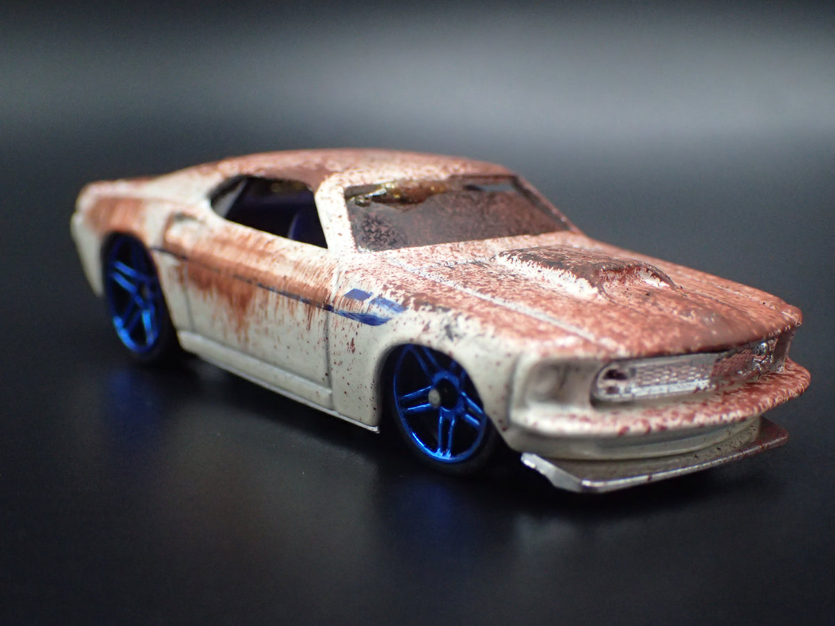 1969 69 FORD MUSTANG FASTBACK CUSTOM BARN FIND 1/64 SCALE DIECAST MODEL CAR