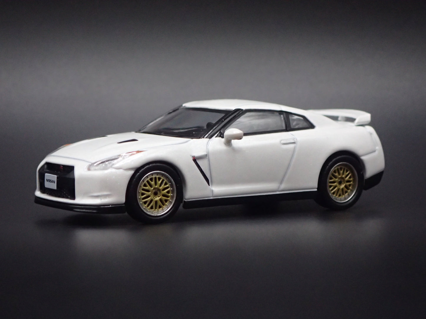 2007-2025 NISSAN SKYLINE GTR R35 WHITE 1:64 SCALE COLLECTIBLE DIECAST MODEL CAR