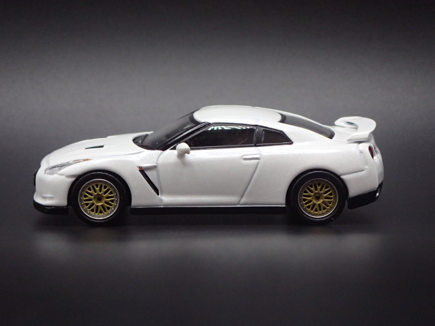 2007-2025 NISSAN SKYLINE GTR R35 WHITE 1:64 SCALE COLLECTIBLE DIECAST MODEL CAR