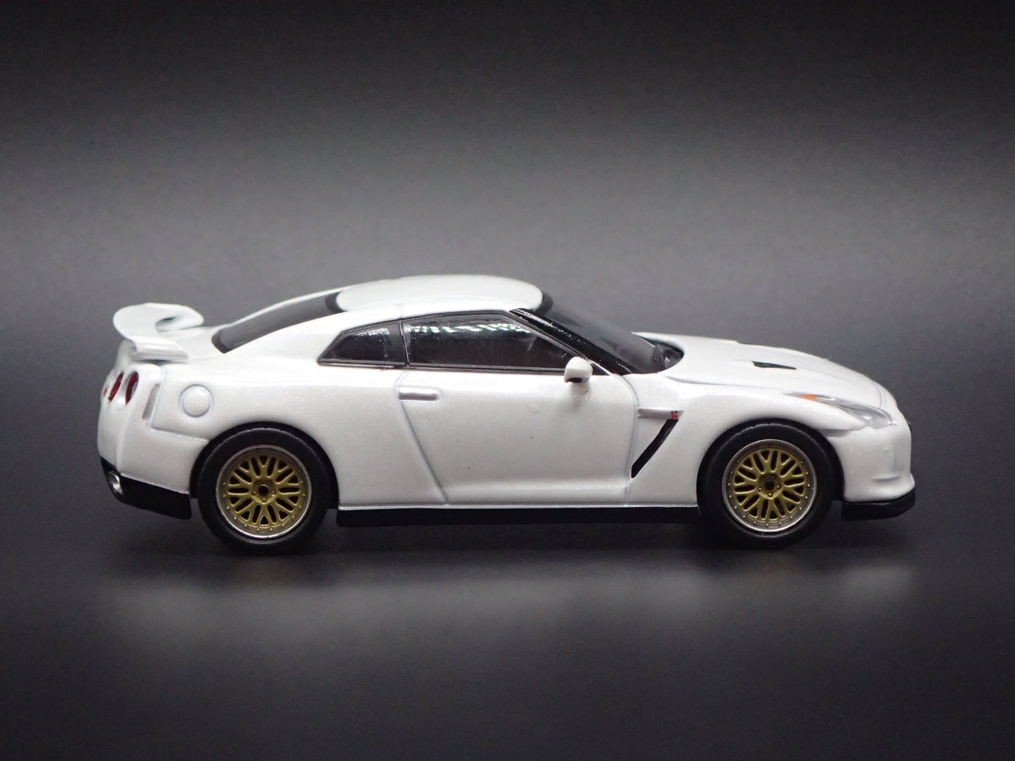 2007-2025 NISSAN SKYLINE GTR R35 WHITE 1:64 SCALE COLLECTIBLE DIECAST MODEL CAR