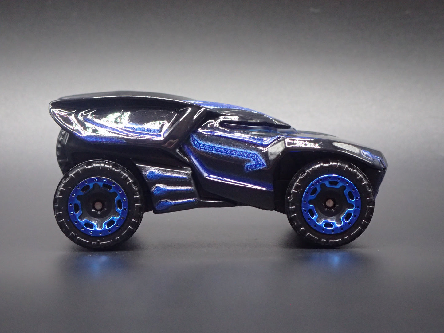 BLACK PANTHER MARVEL CHARACTER CARS 1/64 SCALE DIORAMA DIECAST MODEL CAR