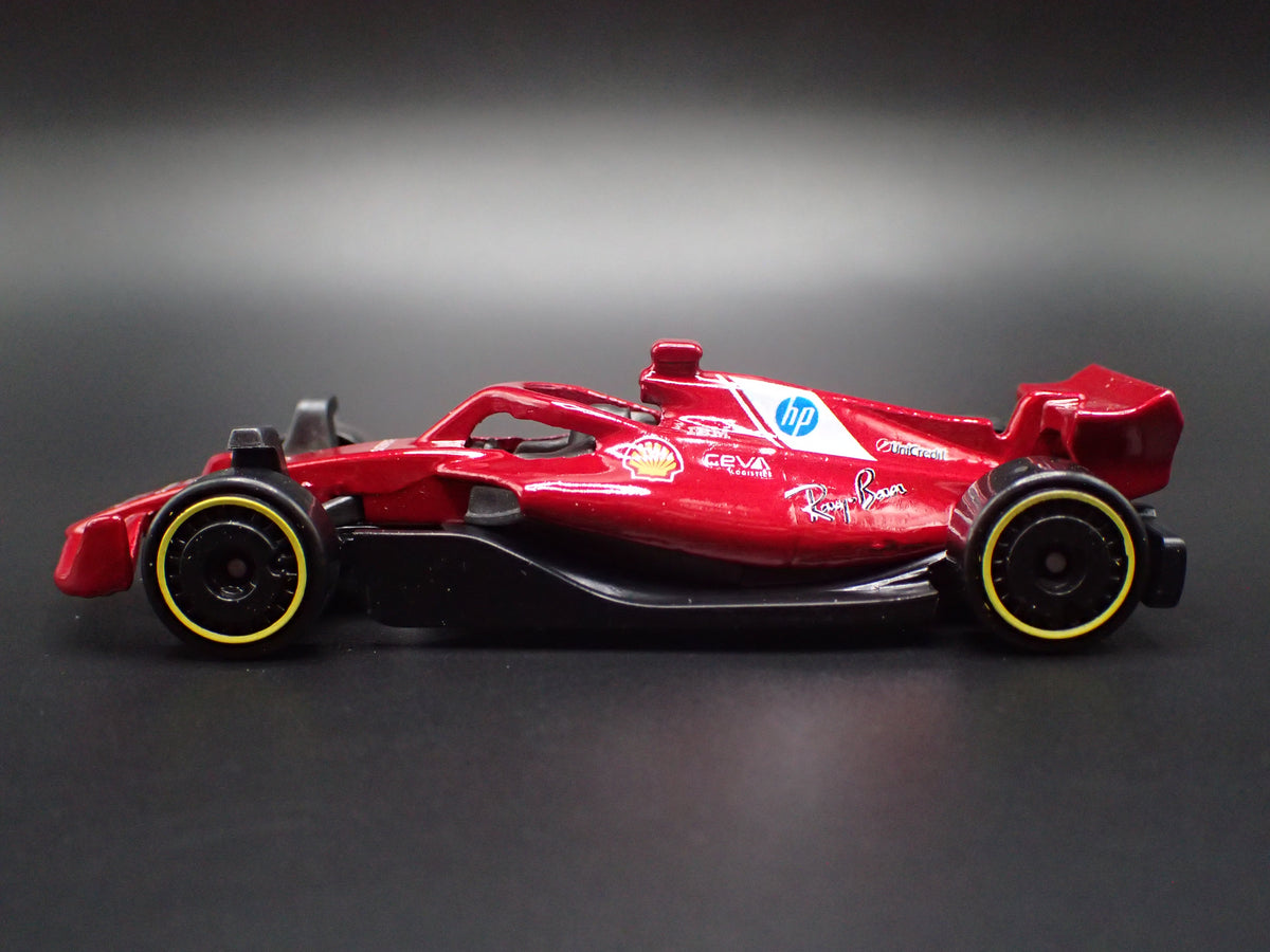 SCUDERIA FERRARI F1 RACING  RED 1:64 SCALE COLLECTIBLE DIECAST MODEL CAR