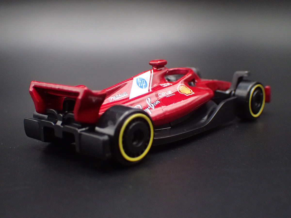 SCUDERIA FERRARI F1 RACING  RED 1:64 SCALE COLLECTIBLE DIECAST MODEL CAR