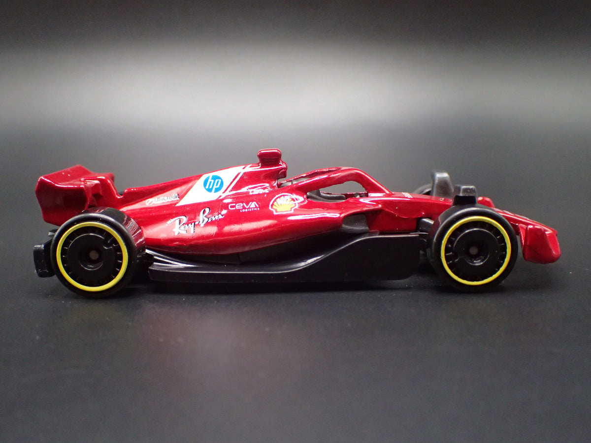 SCUDERIA FERRARI F1 RACING  RED 1:64 SCALE COLLECTIBLE DIECAST MODEL CAR
