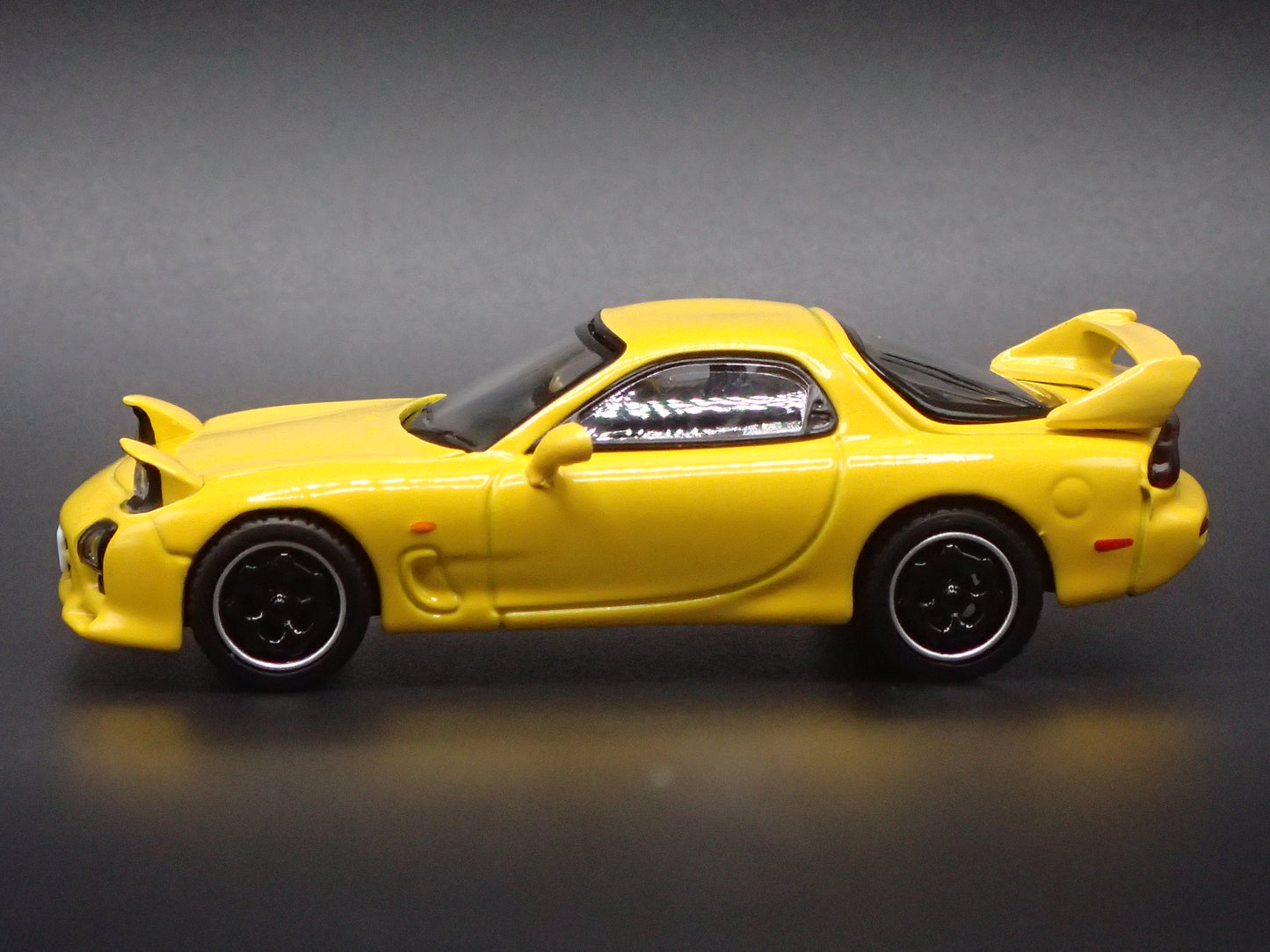 MAZDA RX7 FD3S INITIAL D YELLOW JDM 1:64 SCALE DIORAMA DIECAST MODEL CAR