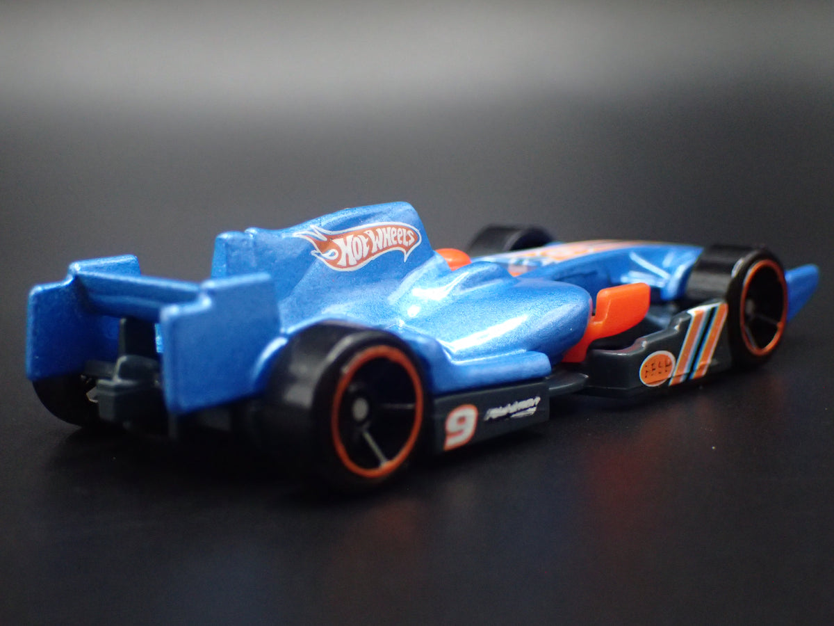 F1 RACER BLUE 1:64 SCALE COLLECTIBLE DIORAMA DIECAST MODEL CAR