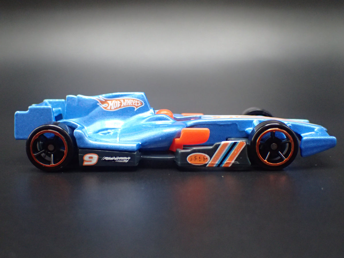 F1 RACER BLUE 1:64 SCALE COLLECTIBLE DIORAMA DIECAST MODEL CAR