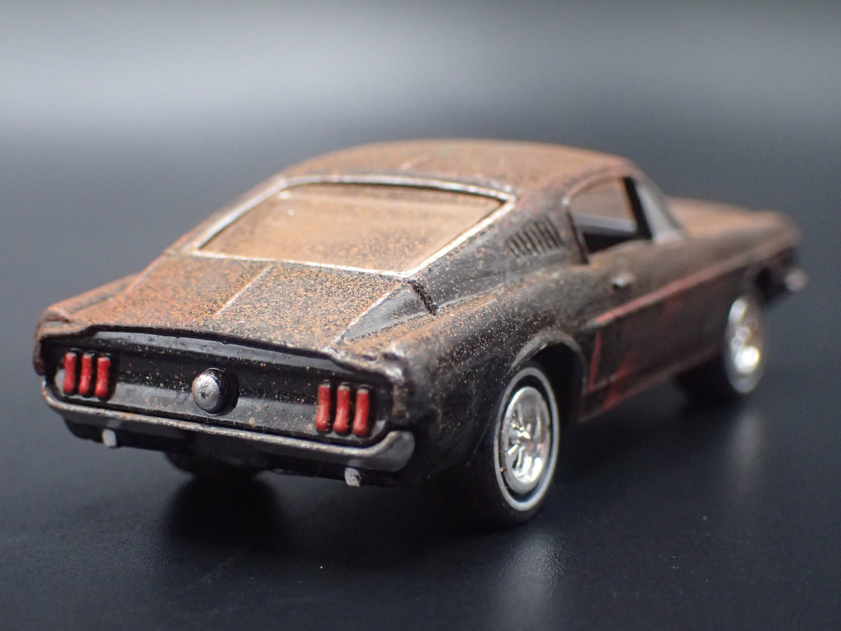1968 FORD MUSTANG FASTBACK CUSTOM BARN FIND 1:64 SCALE DIECAST MODEL CAR