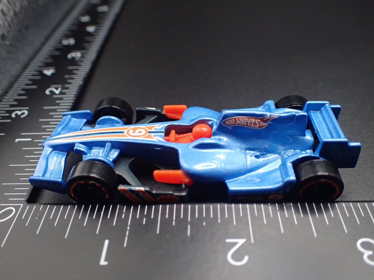 F1 RACER BLUE 1:64 SCALE COLLECTIBLE DIORAMA DIECAST MODEL CAR