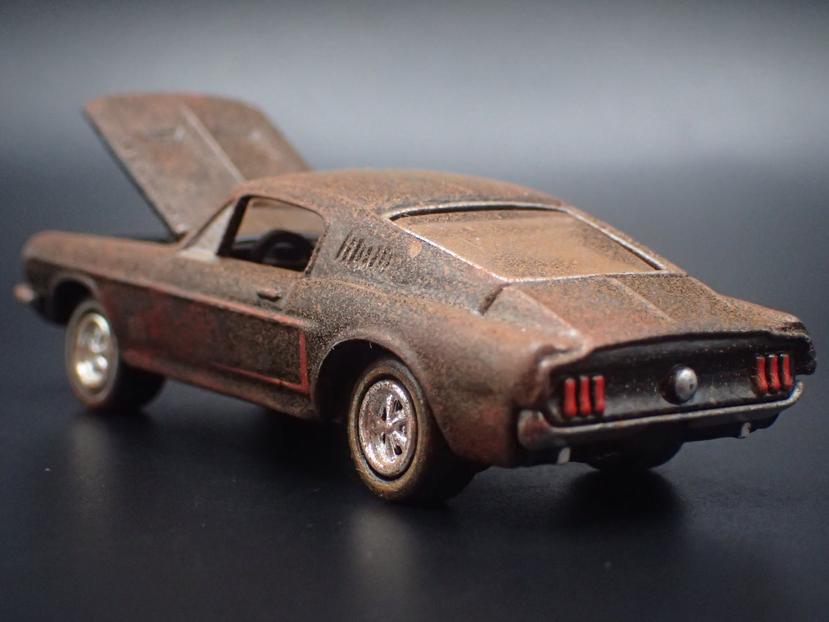 1968 FORD MUSTANG FASTBACK CUSTOM BARN FIND 1:64 SCALE DIECAST MODEL CAR