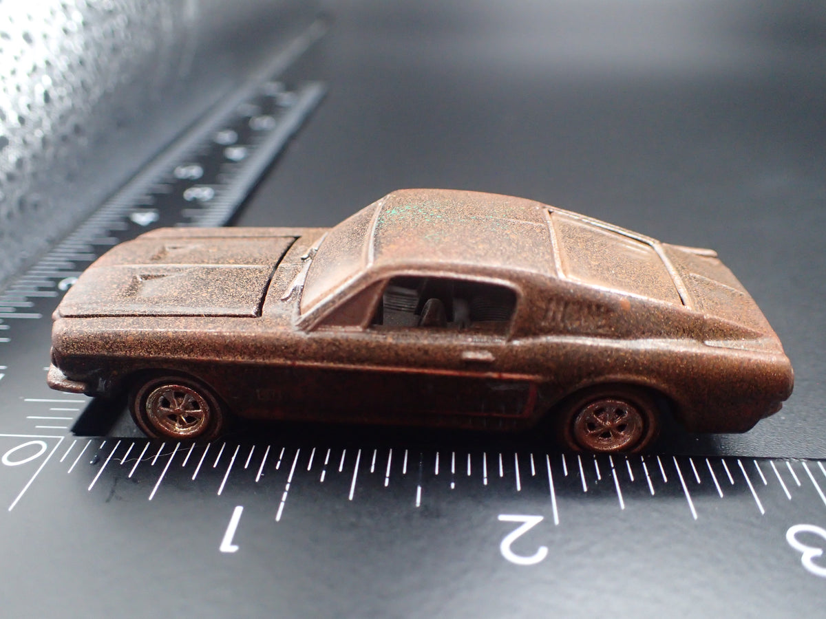 1968 FORD MUSTANG FASTBACK CUSTOM BARN FIND 1:64 SCALE DIECAST MODEL CAR