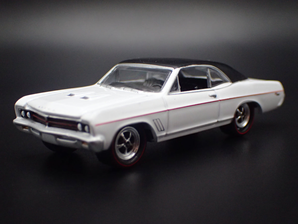 1967 67 BUICK GS 400 WHITE 1:64 SCALE COLLECTIBLE DIORAMA DIECAST MODEL CAR