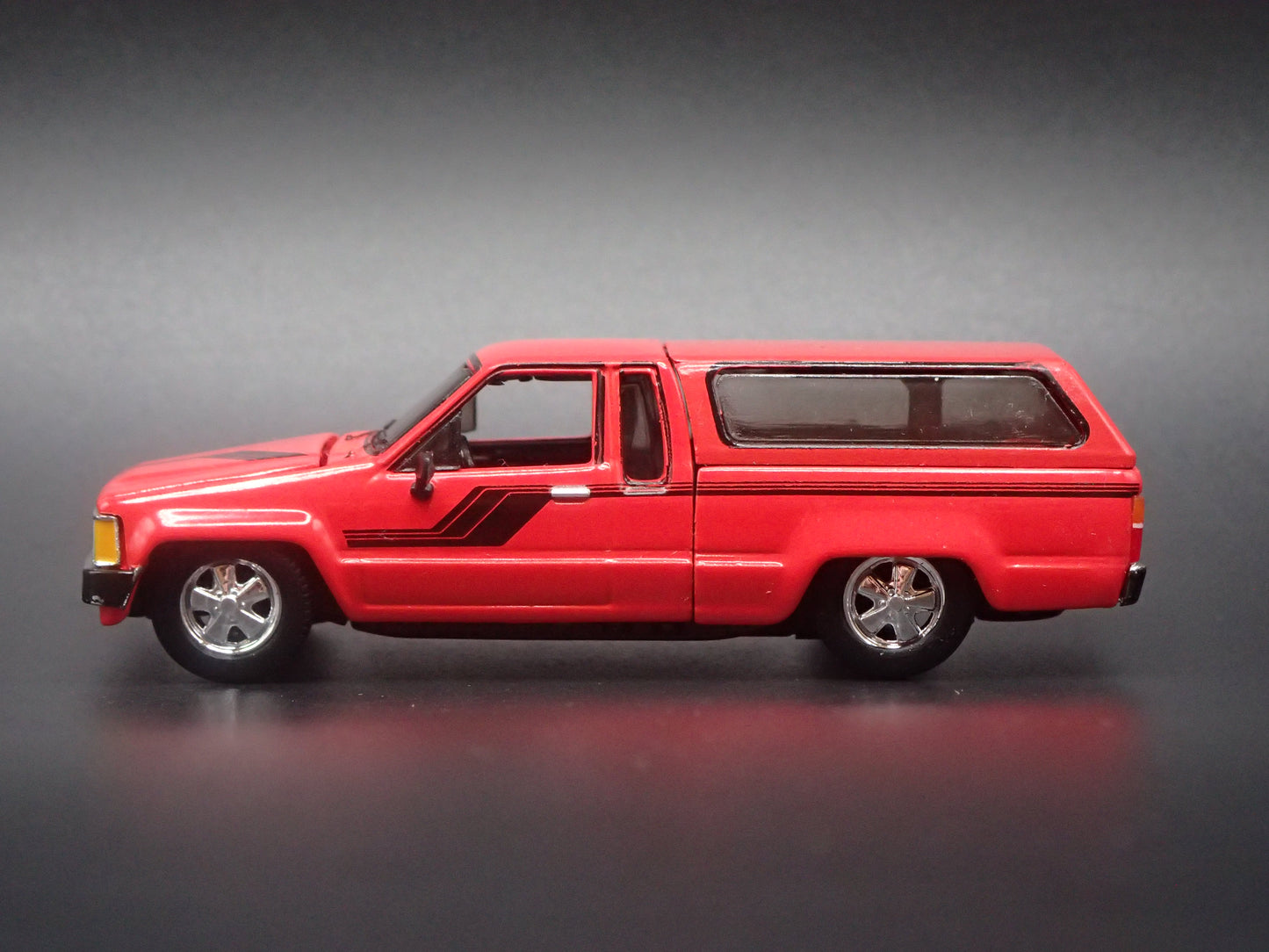 1984-1988 TOYOTA PICKUP TRUCK MINI TRUCK 1/64 SCALE COLLECTIBLE DIECAST MODEL CAR