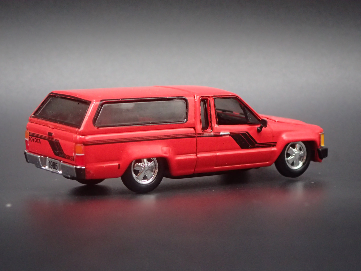 1984-1988 TOYOTA PICKUP TRUCK MINI TRUCK 1/64 SCALE COLLECTIBLE DIECAST MODEL CAR