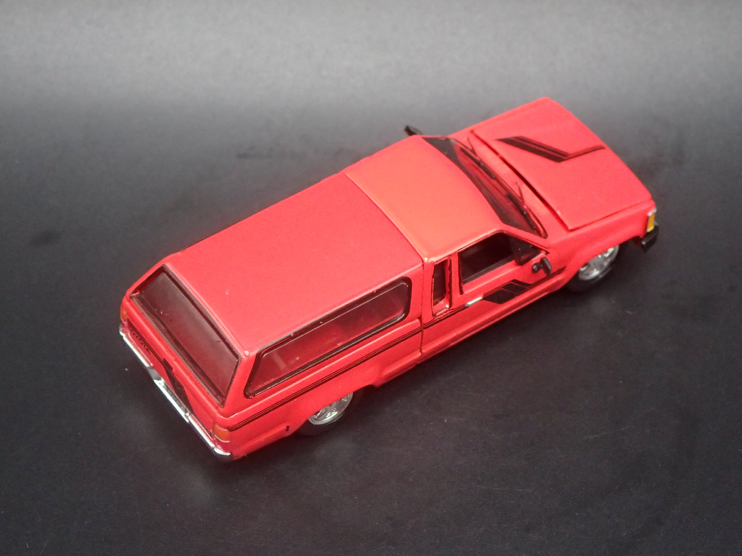 1984-1988 TOYOTA PICKUP TRUCK MINI TRUCK 1/64 SCALE COLLECTIBLE DIECAST MODEL CAR