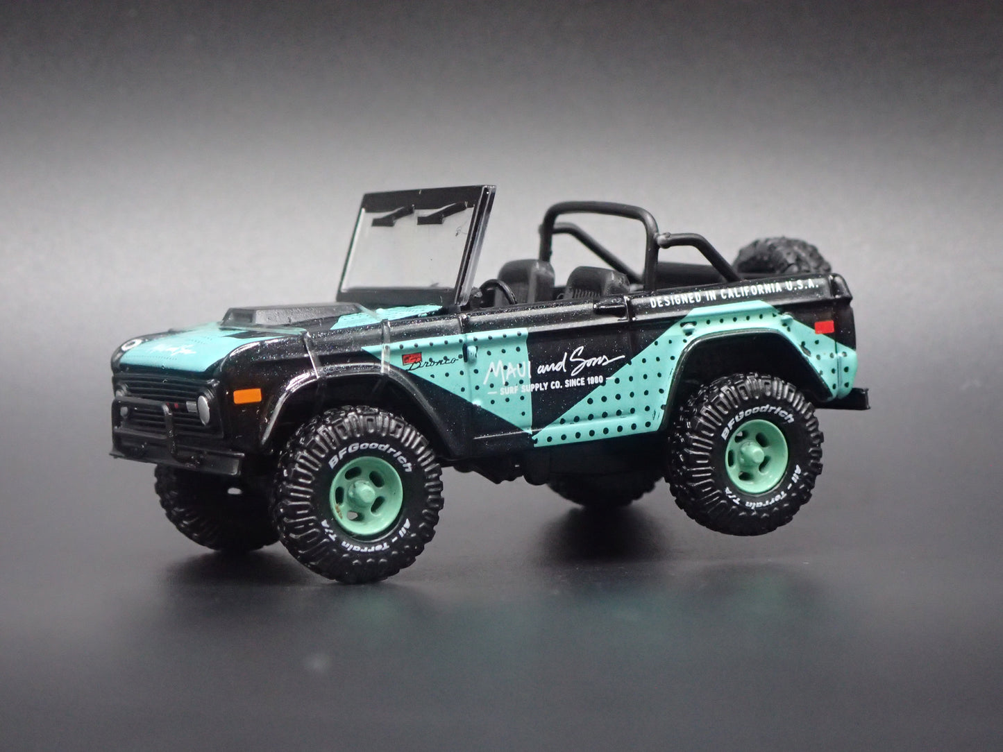 1966 66 FORD BRONCO 4X4 MAUI & SONS 1:64 SCALE DIORAMA DIECAST MODEL CAR