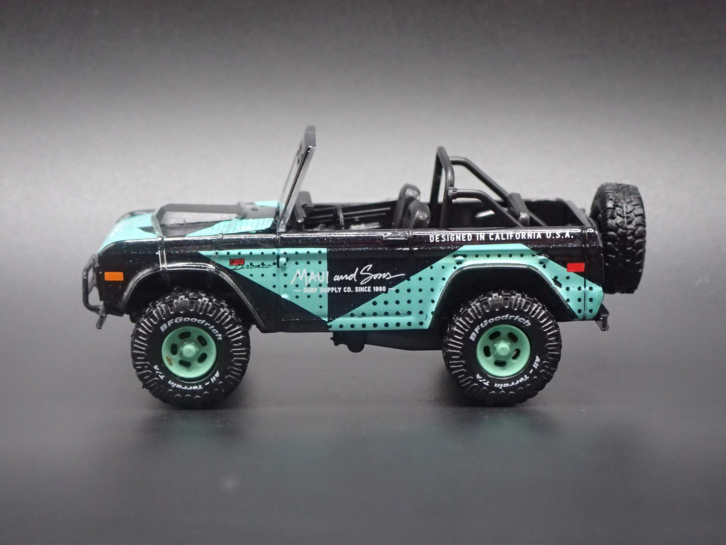 1966 66 FORD BRONCO 4X4 MAUI & SONS 1:64 SCALE DIORAMA DIECAST MODEL CAR